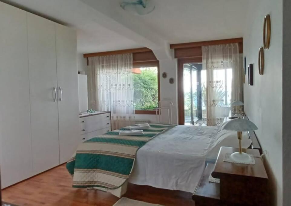 Brezza Marina - Appartamento In Villa Fronte Mare Trieste Exterior photo